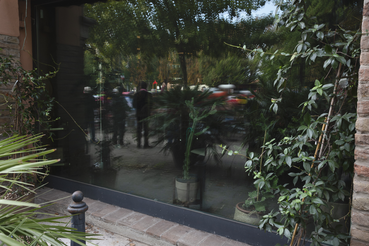 Giro dell'Emilia Internazionale Donne Elite 2025 - The race is reflected in a window in Mirandola