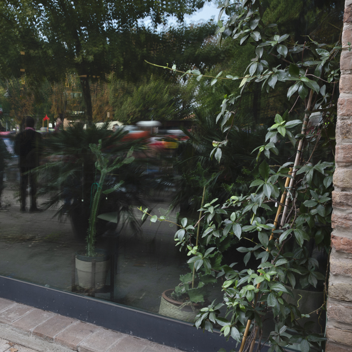 Giro dell'Emilia Internazionale Donne Elite 2025 - The race is reflected in a window in Mirandola