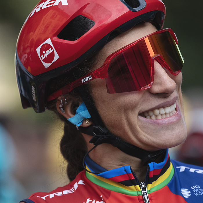 Giro dell'Emilia Internazionale Donne Elite 2025 - Elisa Balsamo beams at a friend at the start of the race