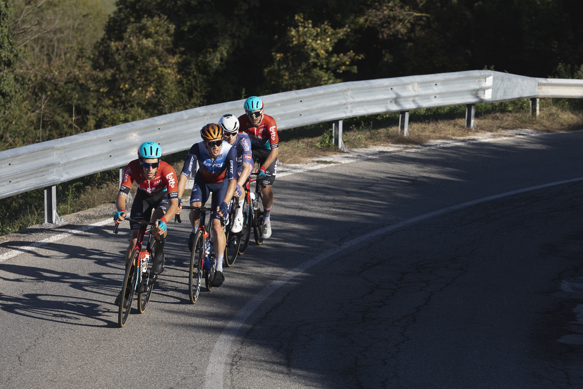 Gran Piemonte 2024 - Riders on a bend in the climb at Maggiora