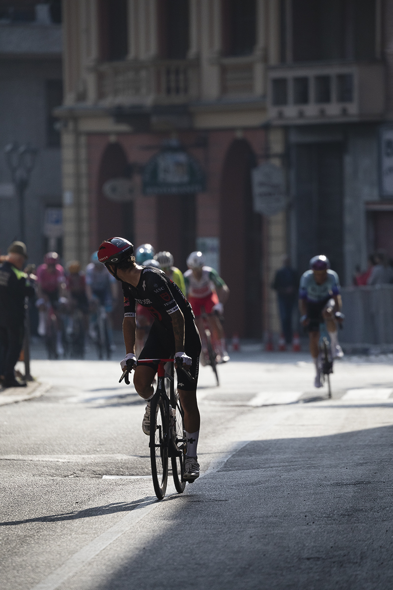 Gran Piemonte 2025 - Lucas Eriksson looks behind at a group of riders giving chase in Acqui Terme