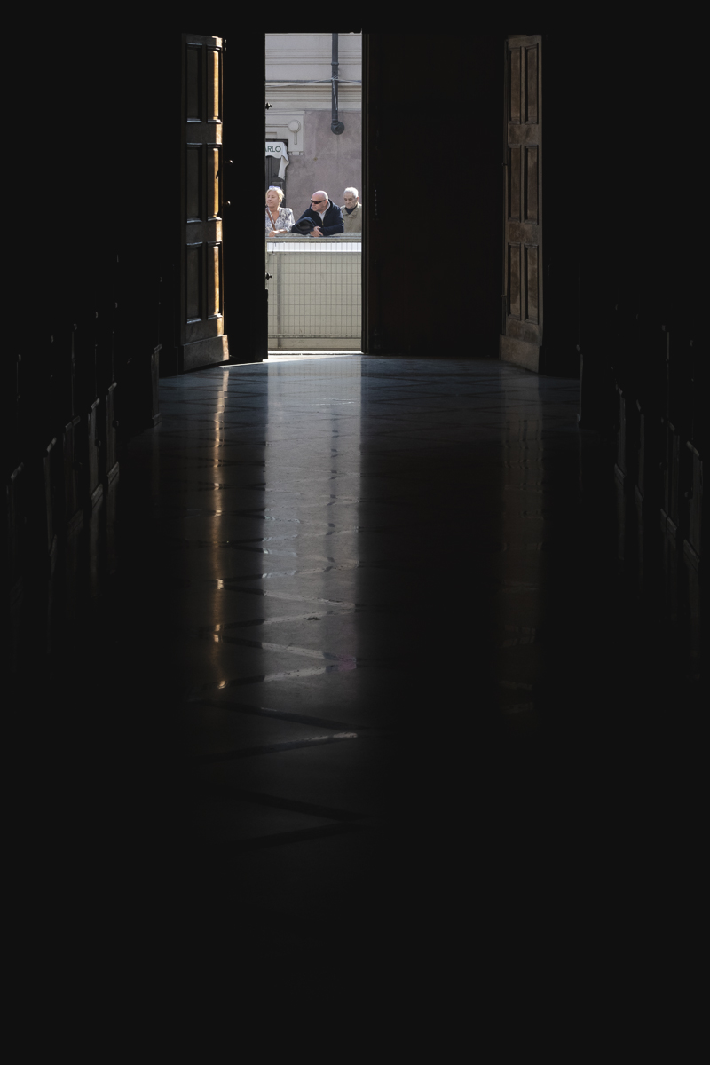 Gran Piemonte 2025 - Fans are seen through the door of Parrocchia di San Francesco