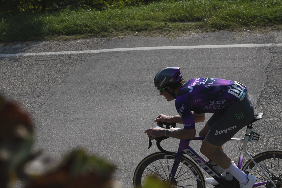 Gran Piemonte 2025 - Jasha Sütterlin assumes a tuck position