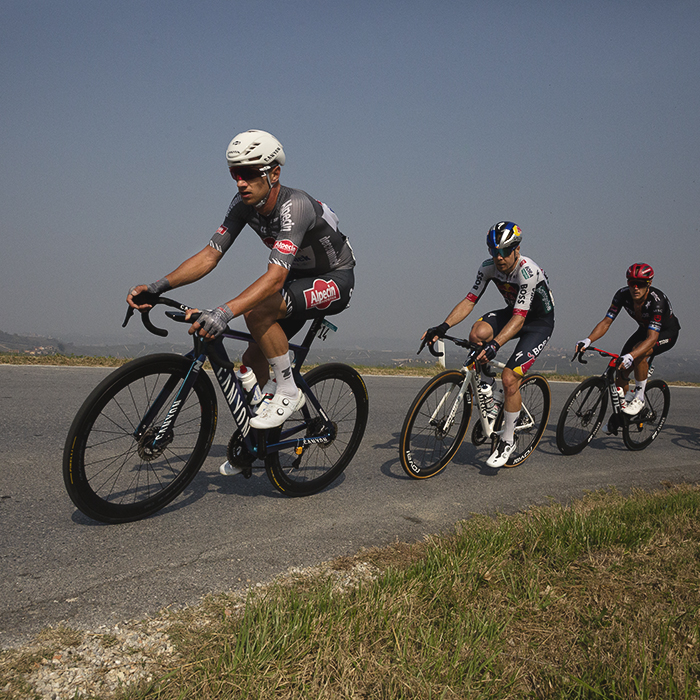Gran Piemonte 2025 - The breakaway take on the roads near La Morra