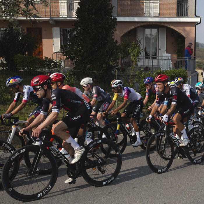 Gran Piemonte 2025 - A group of riders pass by a vineyard villa