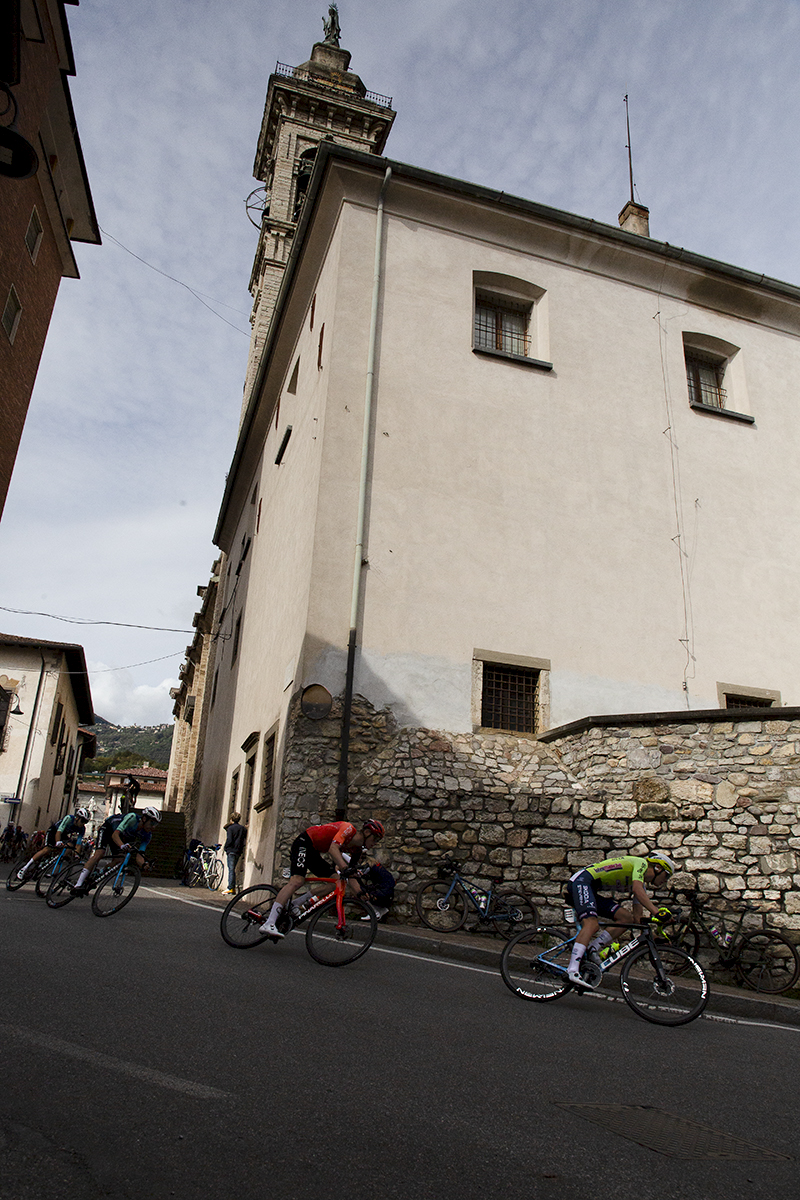 Il Lombardia 2024 - Riders take the corner as they pass the Chiesa Parrocchiale di San Salvatore Nuovo