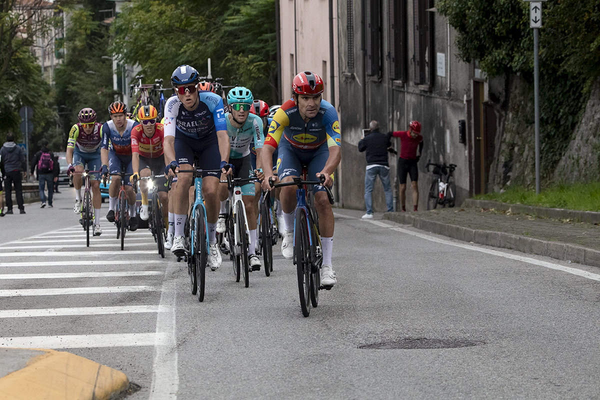 Il Lombardia 2024 - Riders begin the final climb in Como