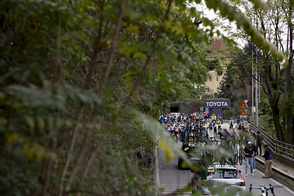 Il Lombardia 2024 - The race from behind as it takes on the last climb in Como