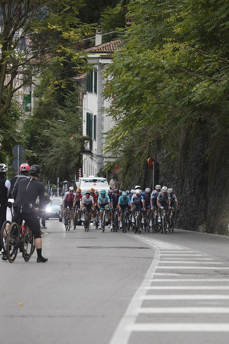 Il Lombardia 2024 - Riders climb through Como