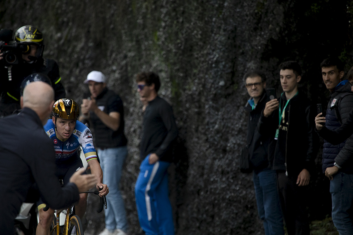Il Lombardia 2024 - Fans urge Remco Evenepoel on as he climbs in Como
