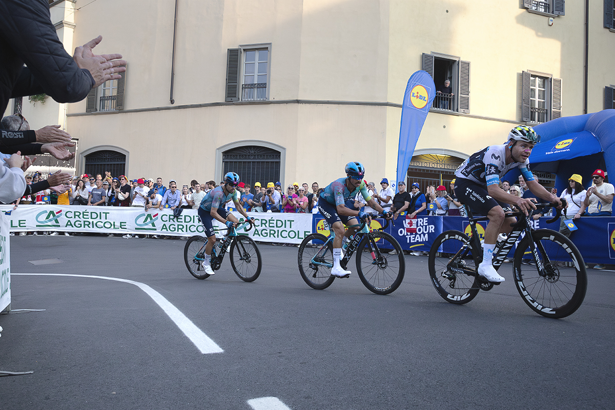 Il Lombardia 2025 - Riders round a corner on the climb in Bergamo