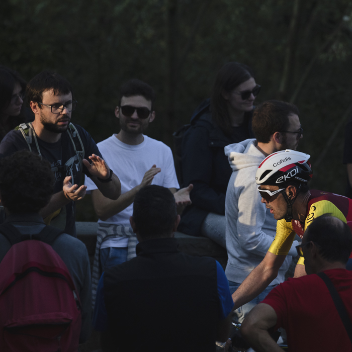 Il Lombardia 2025 - Alex Aranburu is applauded by supporters on the climb