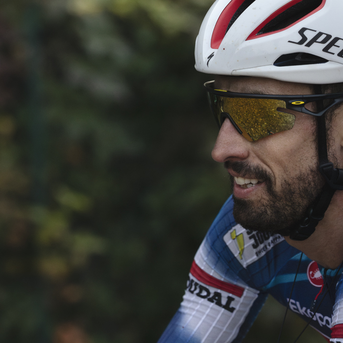 Il Lombardia 2025 - Mattia Cattaneo with the cobbled road reflected in his glasses as he climbs