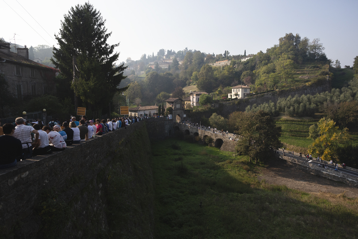 Il Lombardia 2025 - Fans line the roadside near the Porta San Lorenzo in Bergamo