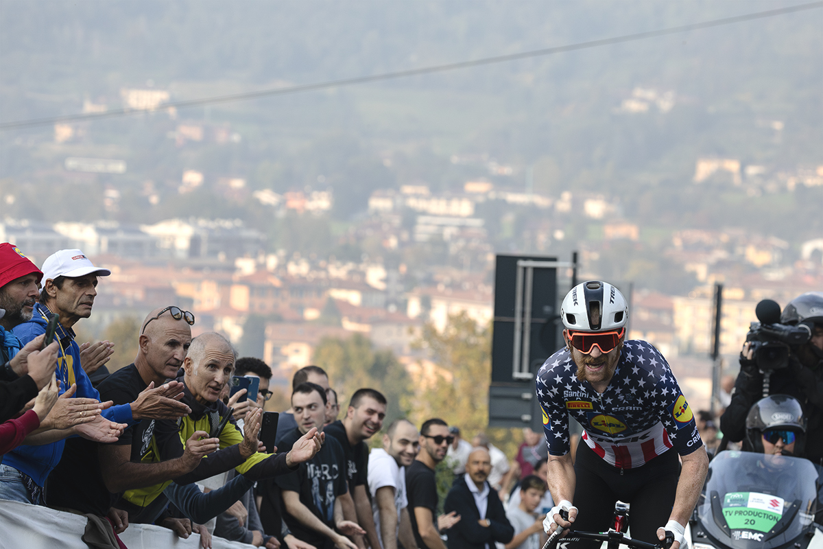 Il Lombardia 2025 - Quinn Simmons wearing the USA Champion’s jersey is encouraged by fans on his way up the hill