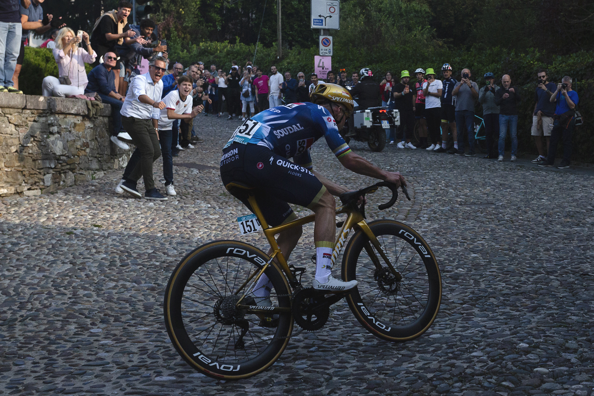 Il Lombardia 2025 - Remco Evenepoel is encouraged by enthusiastic fans as he makes his way onto the cobbled climb