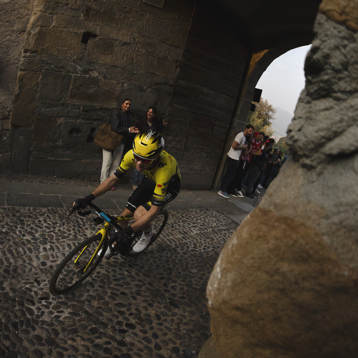 Il Lombardia 2025 - Tijmen Graat rounds the corner through the Porta San Lorenzo