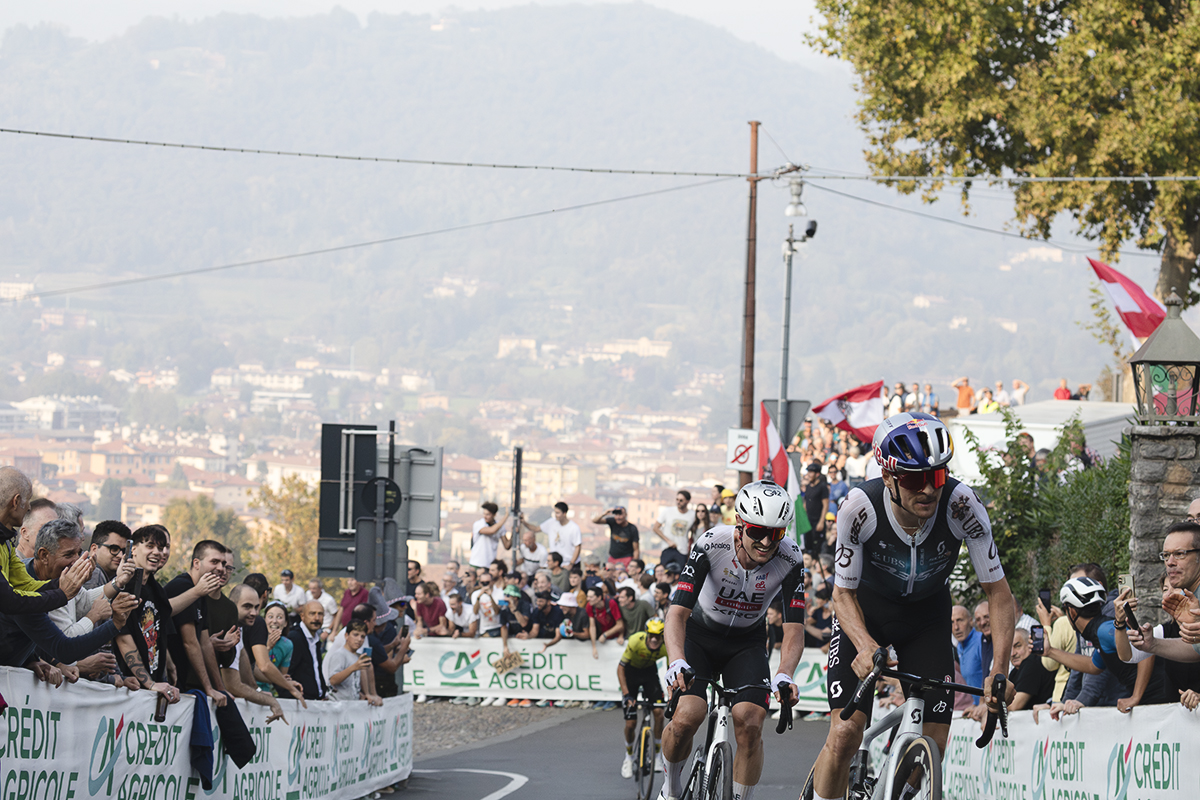 Il Lombardia 2025 - Tom Pidcock and Jay Vine race through the fan lined streets of Bergamo