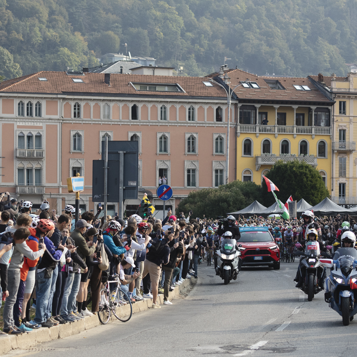 Il Lombardia 2025 - The race rolls out with grand buildings of Como in the background