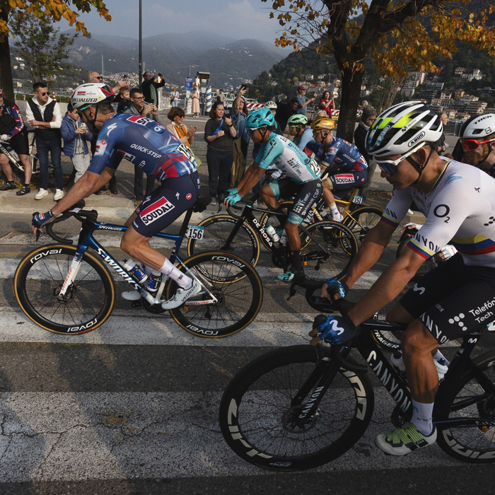 Il Lombardia 2025 - Riders roll out of Como through streets lined with crowds and trees with autumnal leaves