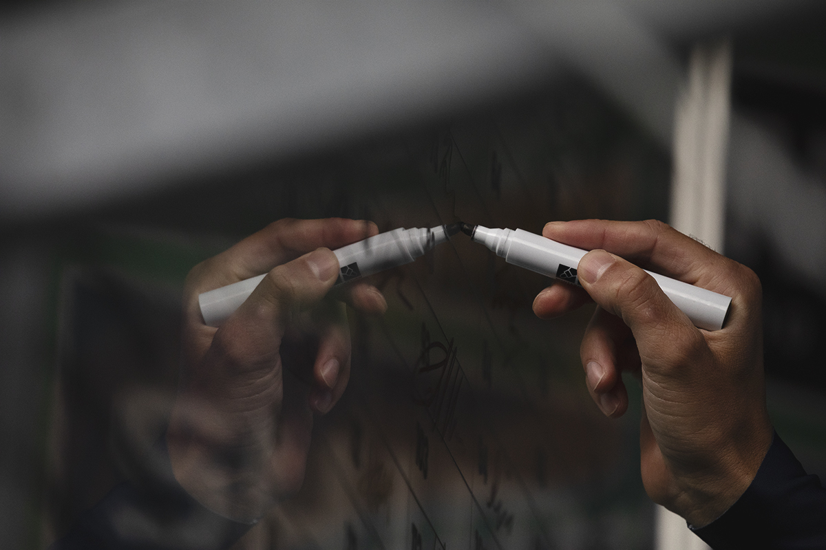 Il Lombardia 2025 - A riders hand as he signs his name on the board