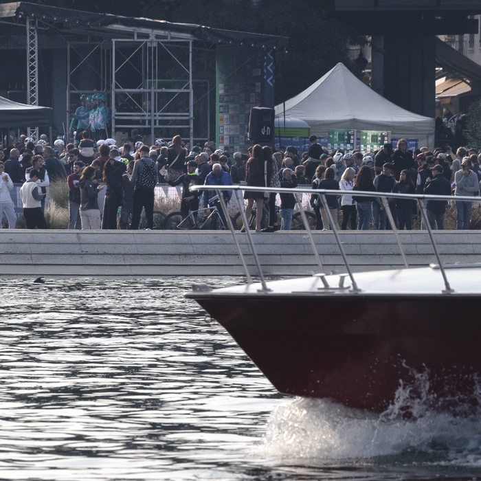 Il Lombardia 2025 - Crowds gather in front of Lago di Como to watch the rider’s presentation as a boat passes on the lake