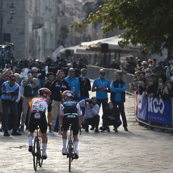 Il Lombardia 2025 - Former teammates Michał Kwiatkowski & Tom Pidcock ride side by side deep in conversation