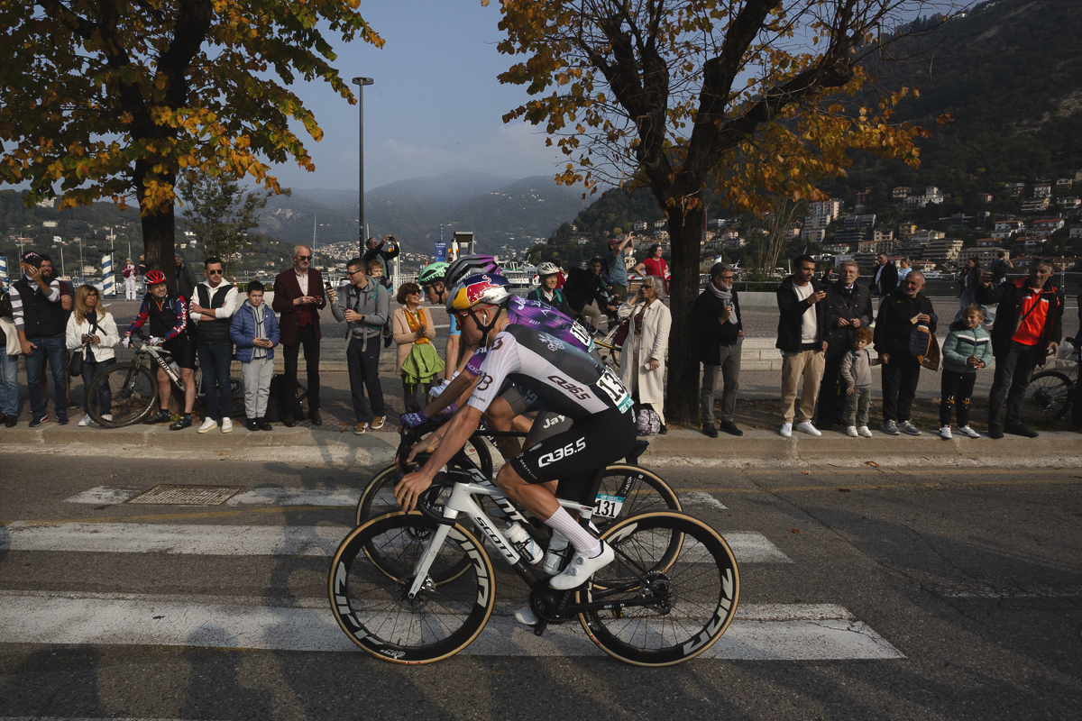 Il Lombardia 2025 - Tom Pidcock passes along the lake front at Como watched by fans