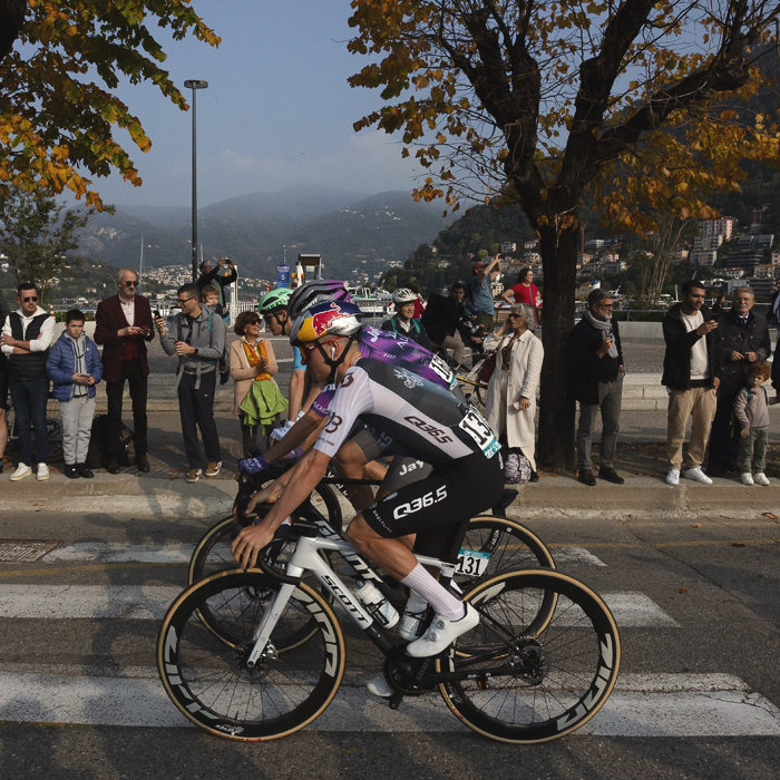 Il Lombardia 2025 - Tom Pidcock passes along the lake front at Como watched by fans