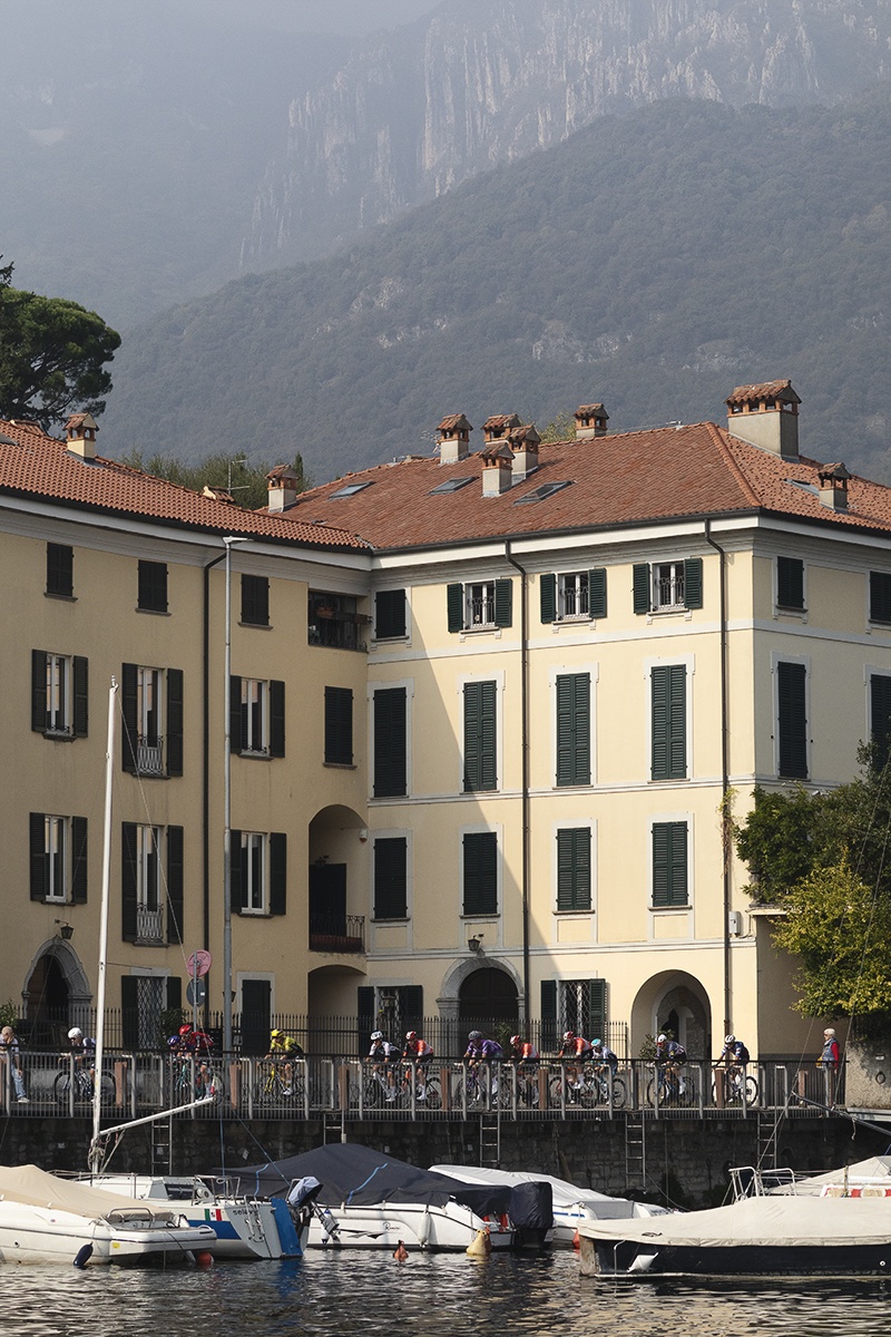 Il Lombardia 2025 - Riders pass boats moored in Malgrate
