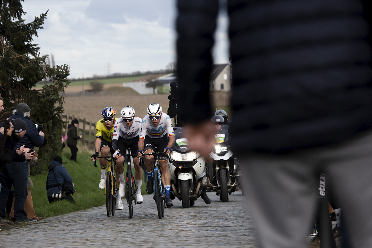 Kuurne Brussel Kuurne 2024 - Riders framed by a fan leaning into the road as they take on Beerbosstraat