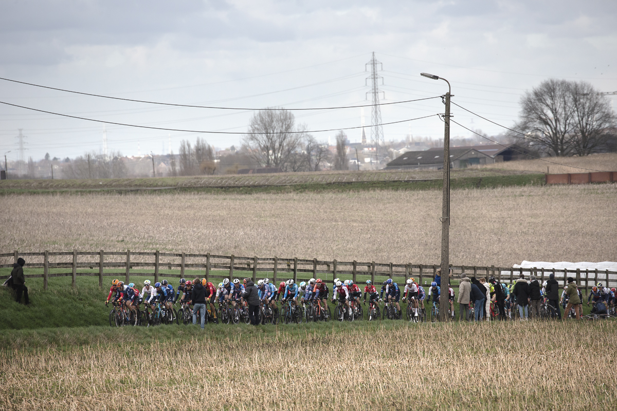 Kuurne Brussel Kuurne 2024 - Riders move down the road lined by fields