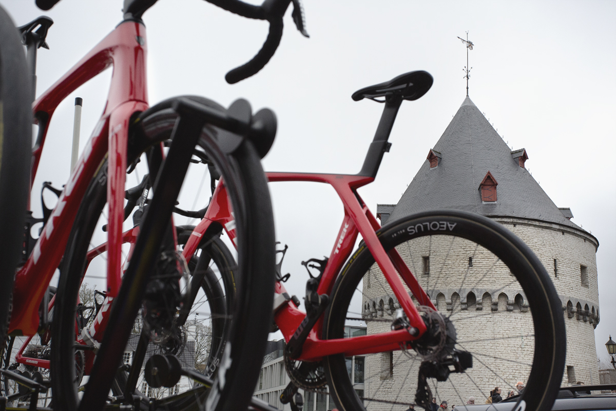 Kuurne Brussel Kuurne 2024 - Lidl - Trek bikes on top of a team car with the Broeltorens behind them