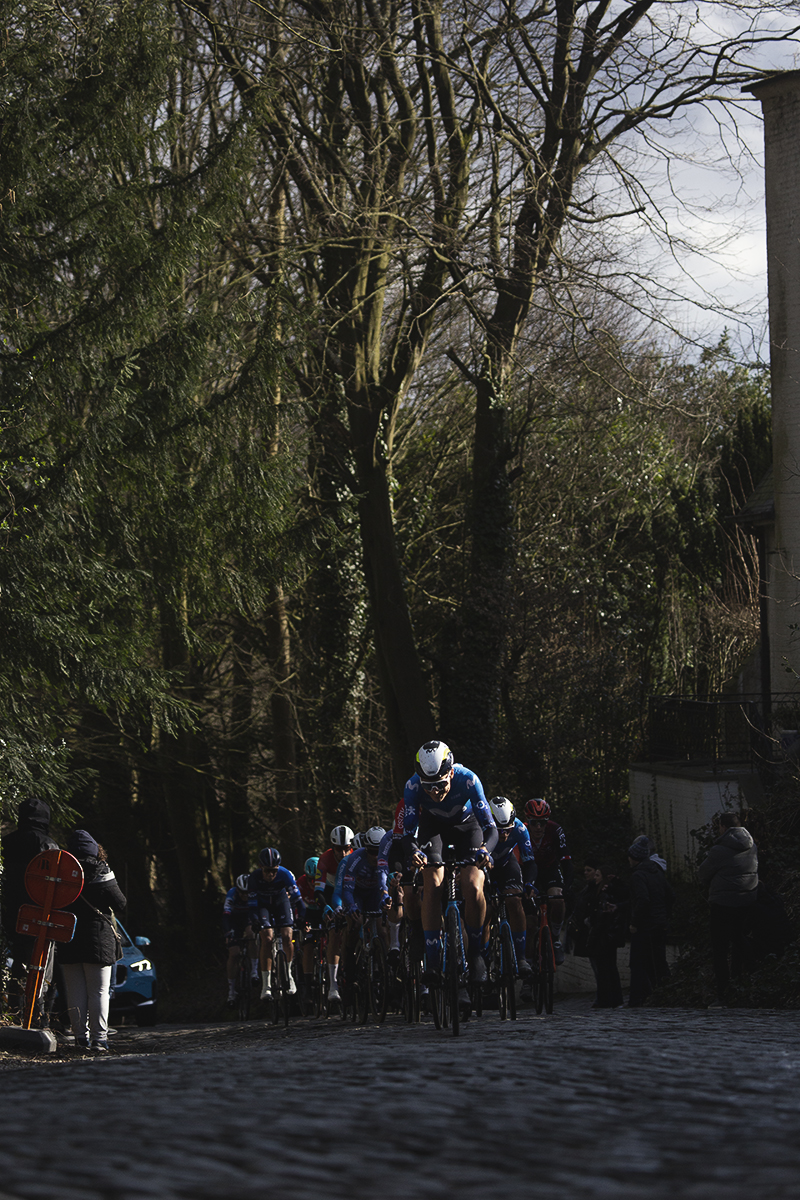 Kuurne Brussel Kuurne 2024 - A group of riders climb Oude Kruisberg