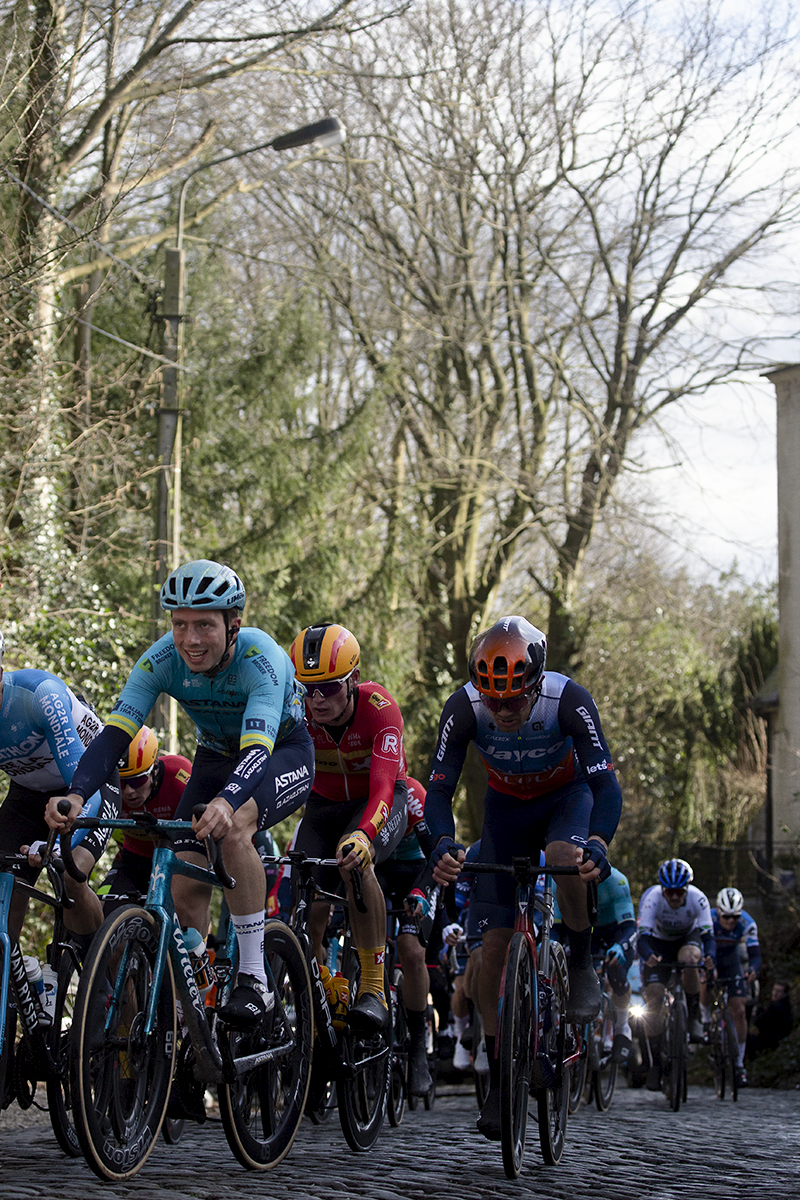 Kuurne Brussel Kuurne 2024 - Riders with effort showing on their faces tackle the climb