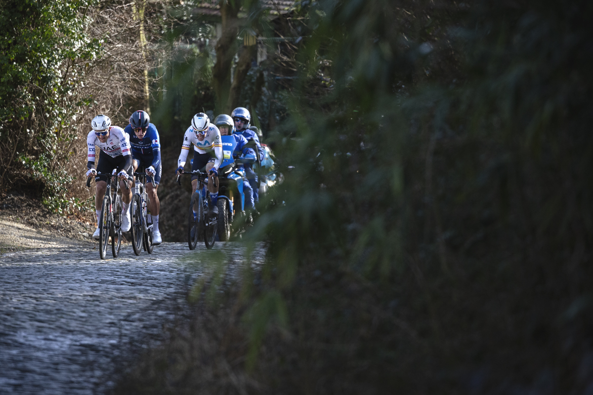 Kuurne Brussel Kuurne 2024 - A group of riders tackle the climb