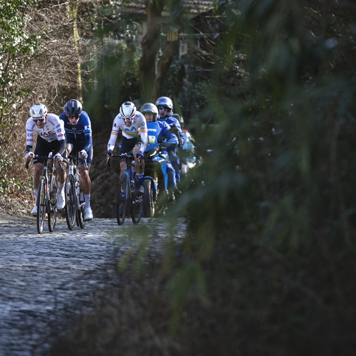 Kuurne Brussel Kuurne 2024 - A group of riders tackle the climb