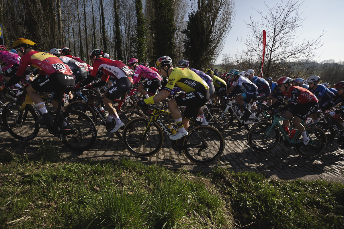 Kuurne Brussel Kuurne 2025 - Wout van Aert on the cobbled climb of Mont St-Laurent