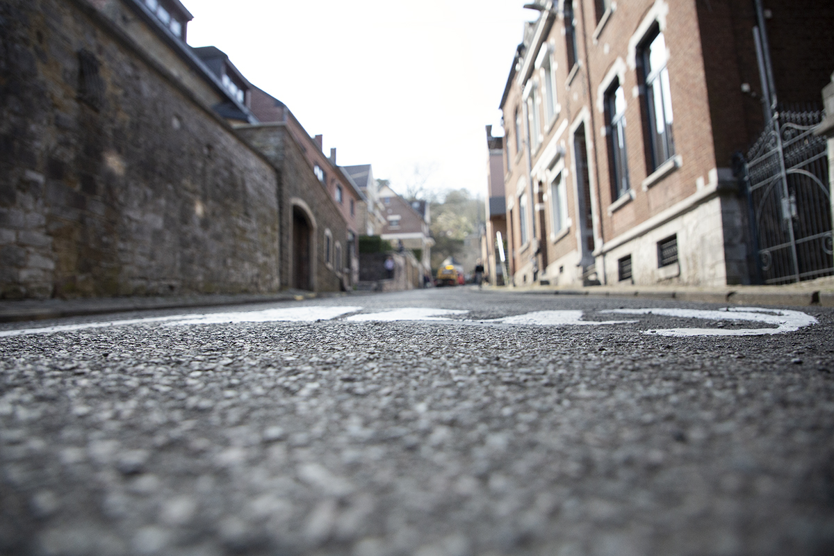 La Flèche Wallonne 2023 - Huy written on the road taken from a very low angle