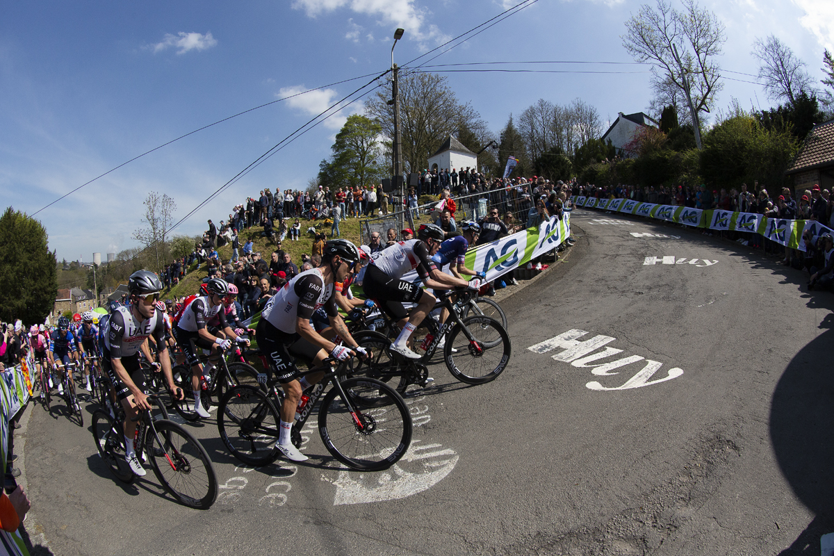 La Flèche Wallonne 2023 - UAE Team Emirates ascend the Mur de Huy 