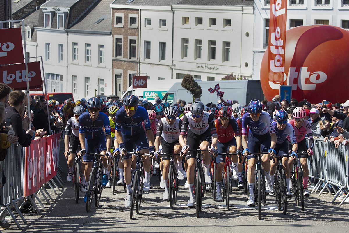 La Flèche Wallonne 2023 - The peloton makes its way onto the Mur de Huy from the Place Saint-Denis