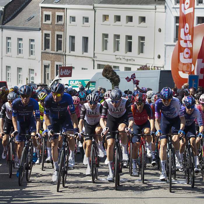 La Flèche Wallonne 2023 - The peloton makes its way onto the Mur de Huy from the Place Saint-Denis