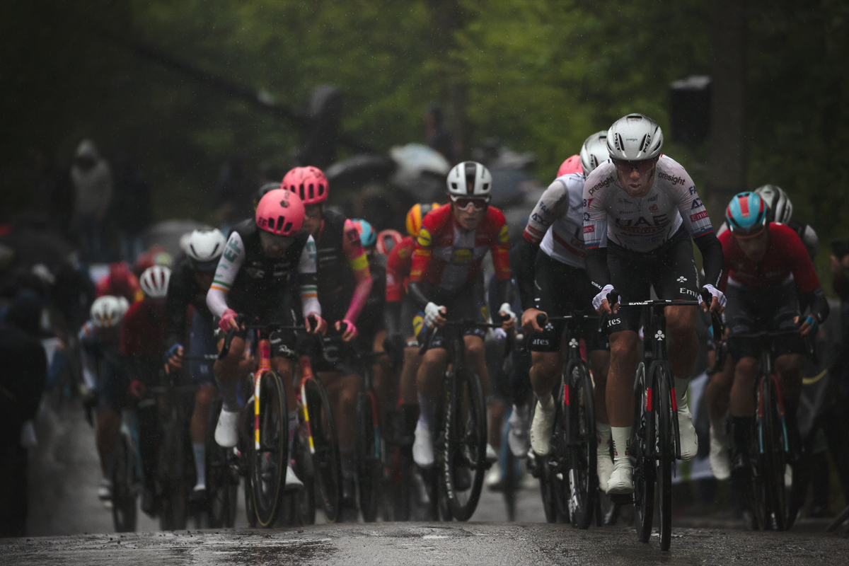 La Flèche Wallonne 2024 - The peloton climbs the Mur de Huy in difficult conditions