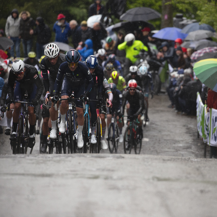 La Flèche Wallonne 2024 - The peloton climbs the Mur de Huy as fans shelter under umbrellas