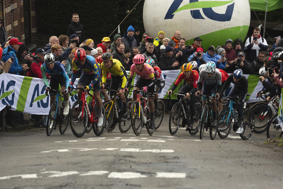 La Flèche Wallonne 2024 - The favourites round the penultimate corner of the race on the Mur de Huy