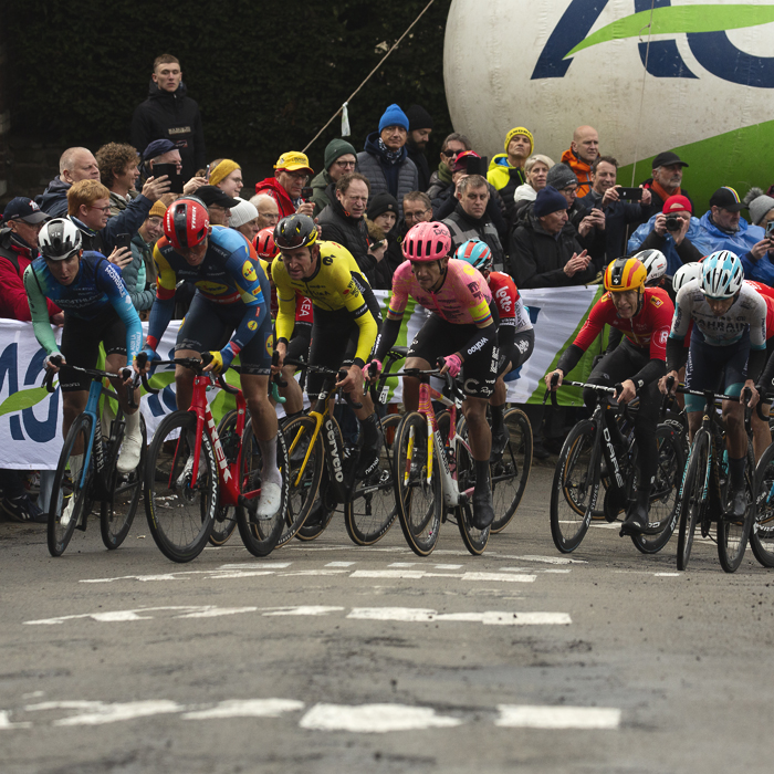 La Flèche Wallonne 2024 - The favourites round the penultimate corner of the race on the Mur de Huy