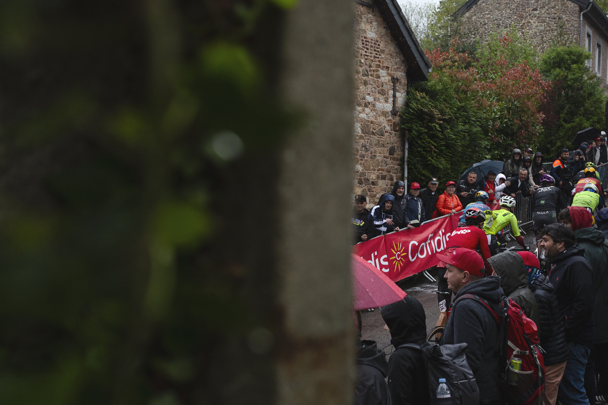 La Flèche Wallonne 2025 - Crowds watch riders traverse the Mur de Huy