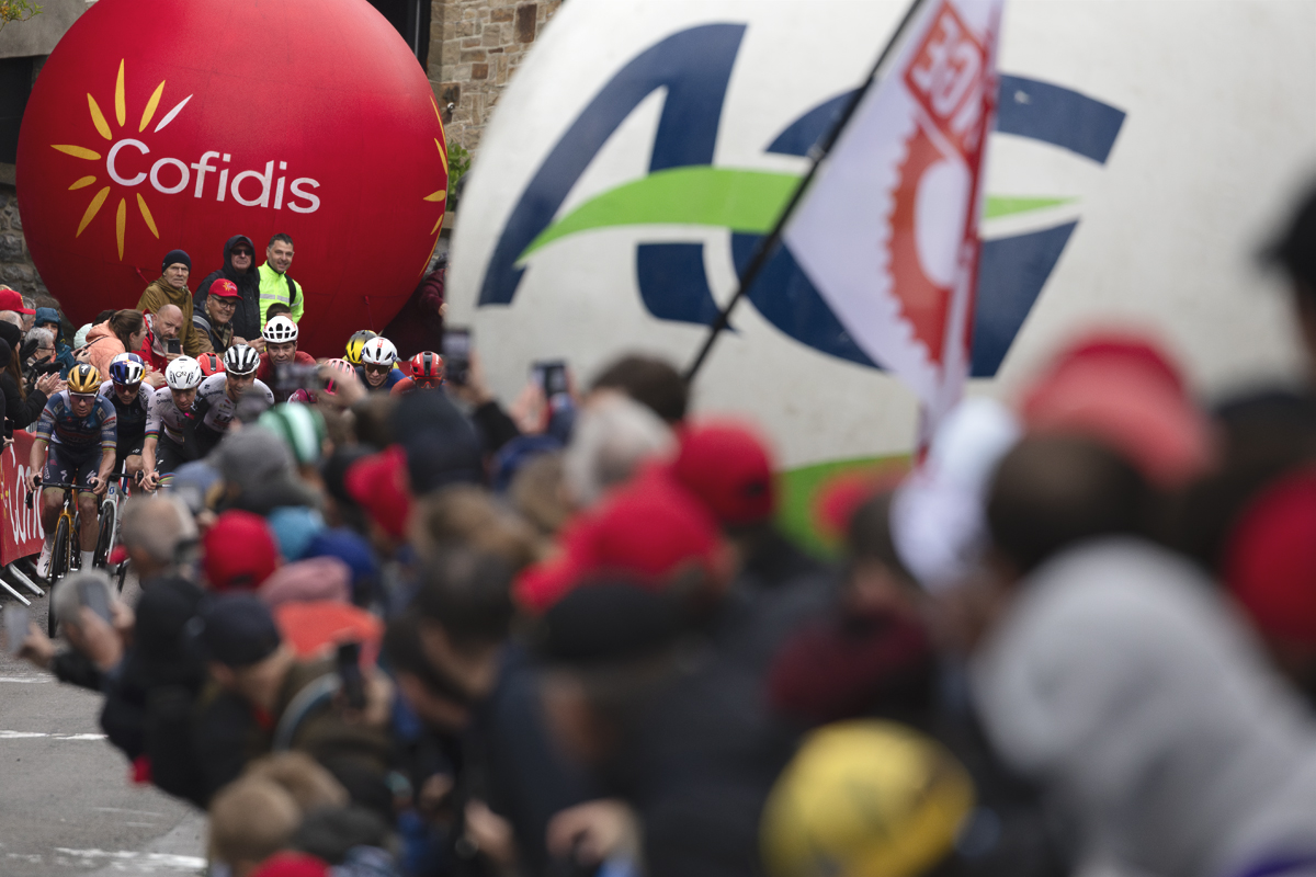 La Flèche Wallonne 2025 - Fans lean out to get a better view of the approaching peloton on the Mur de Huy