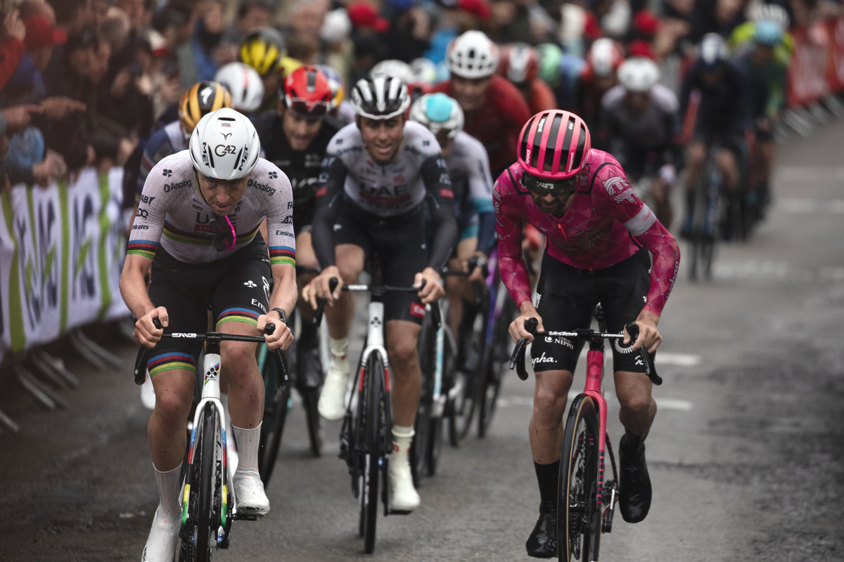La Flèche Wallonne 2025 - Tadej Pogačar puts his sunglasses in his mouth as he prepares to attack on the Mur de Huy