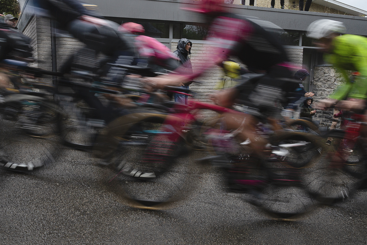 La Flèche Wallonne 2025 - Riders speed past fans in the rain on the Mur de Huy